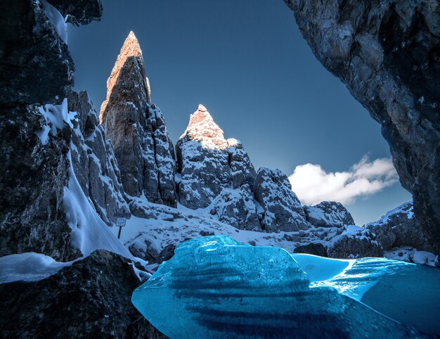 Zapierająca dech w piersiach sceneria śnieżnych skał w Dolomitach, włoskich Alpach zimą