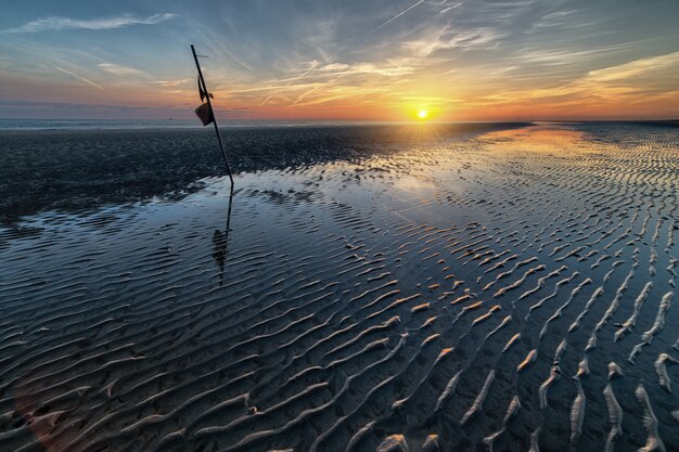 Zapierająca dech w piersiach sceneria wczesnego poranka wschodzącego słońca nad oceanem