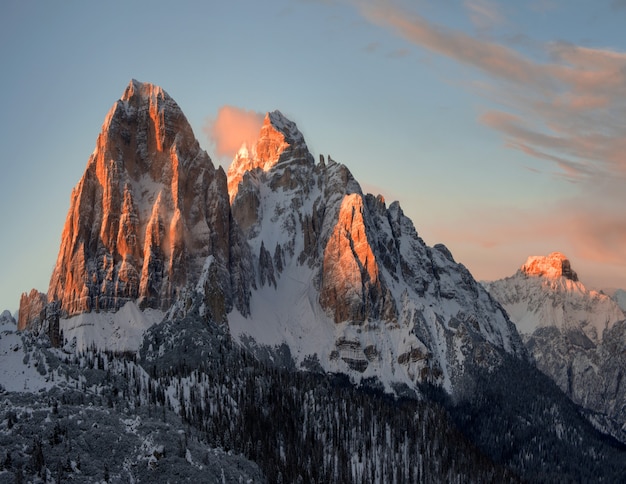Zapierające dech w piersiach krajobrazy śnieżnych skał w Dolomitach, włoskich Alpach zimą