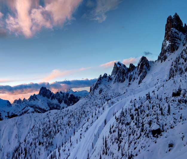 Zapierające dech w piersiach krajobrazy śnieżnych skał w Dolomitach, włoskich Alpach zimą