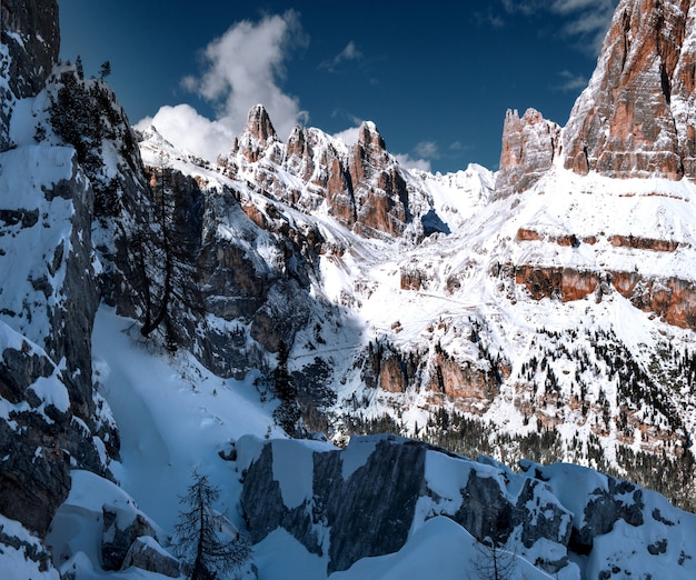 Zapierające dech w piersiach krajobrazy śnieżnych skał w Dolomitach, włoskich Alpach zimą