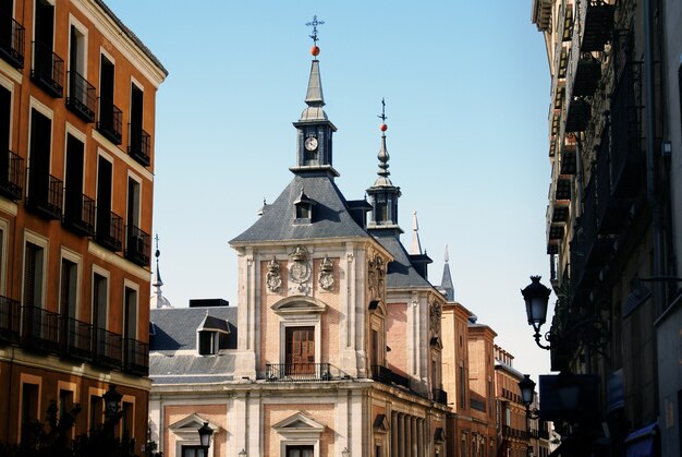 Zapierające dech w piersiach ujęcie elewacji historycznych budynków uchwyconych w Madrycie w Hiszpanii