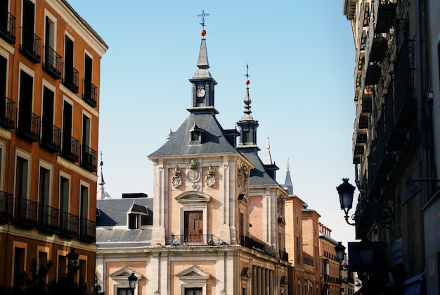 Zapierające dech w piersiach ujęcie elewacji historycznych budynków uchwyconych w Madrycie w Hiszpanii