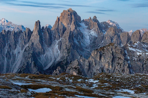 Zapierające dech w piersiach ujęcie góry Cadini di Misurina we włoskich Alpach