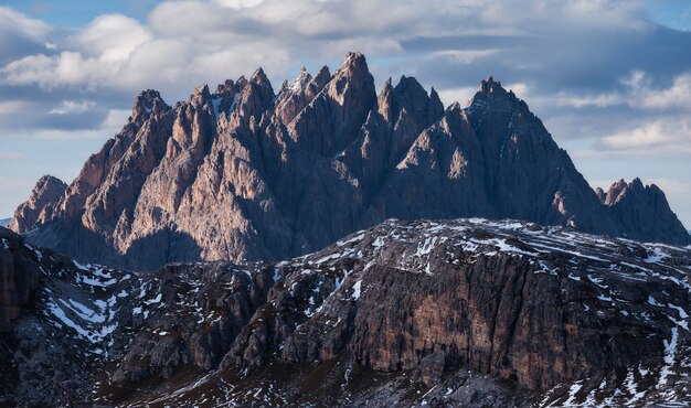 Zapierające dech w piersiach ujęcie góry Cadini di Misurina we włoskich Alpach