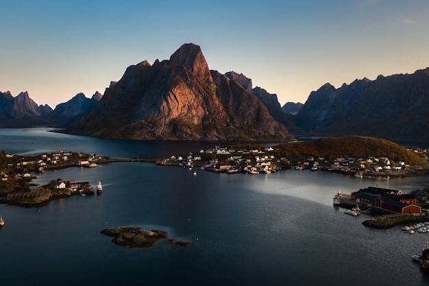 Zapierające dech w piersiach ujęcie górzystego krajobrazu z oceanem uchwycone w Reine w Norwegii