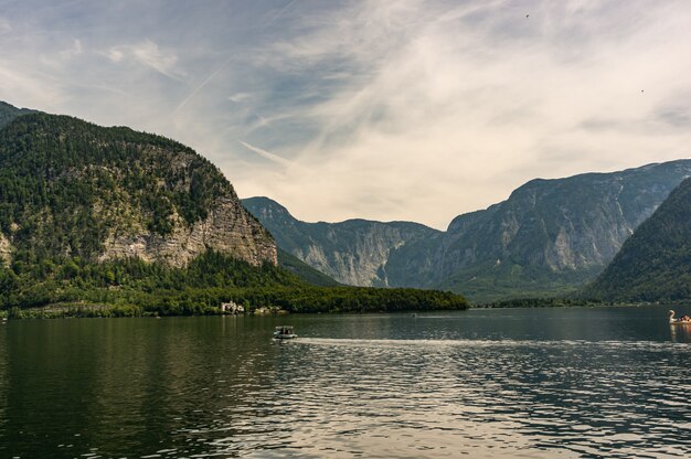 Zapierające dech w piersiach ujęcie jeziora wśród gór zrobione w Hallstatt w Austrii