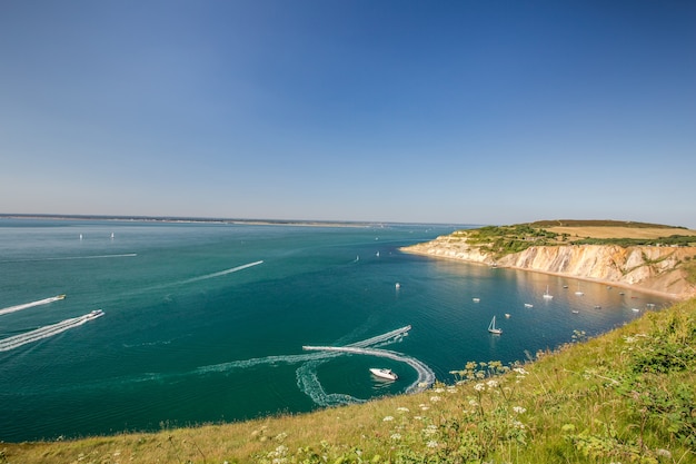 Zapierające dech w piersiach ujęcie portu Isle of Wight w kanale angielskim