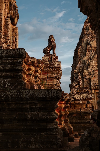 Bezpłatne zdjęcie zapierające dech w piersiach ujęcie posągu w angkor wat, siem reap, kambodża