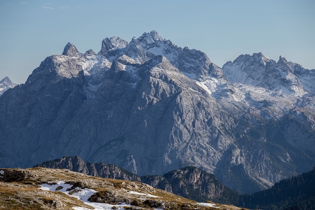 Zapierające dech w piersiach ujęcie śnieżnych skał we włoskich Alpach pod jasnym niebem