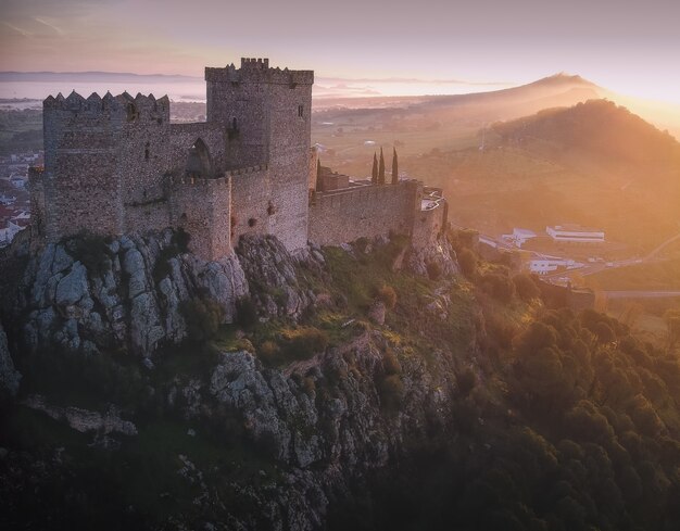 Zapierające dech w piersiach ujęcie średniowiecznego zamku w prowincji Badajoz, Estremadura, Hiszpania