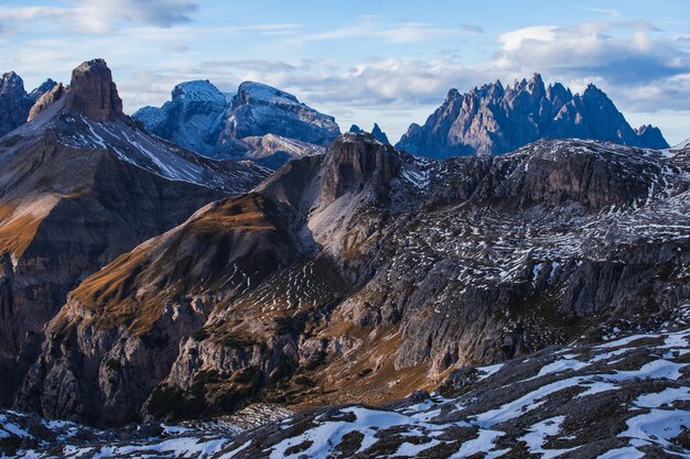 Zapierające dech w piersiach ujęcie wczesnego poranka we włoskich Alpach