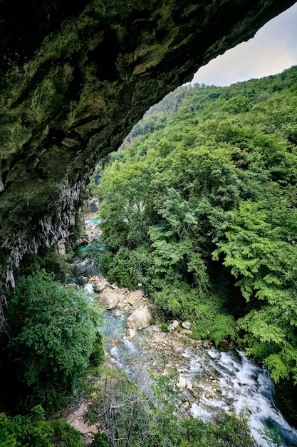 Zapierające dech w piersiach ujęcie wodospadu Saut du Loup zrobionego we Francji