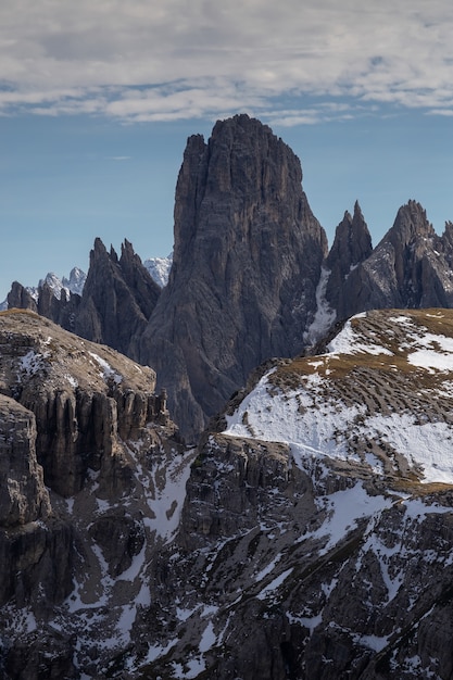 Zapierające dech w piersiach ujęcie zaśnieżonego pasma górskiego Cadini di Misurina we włoskich Alpach