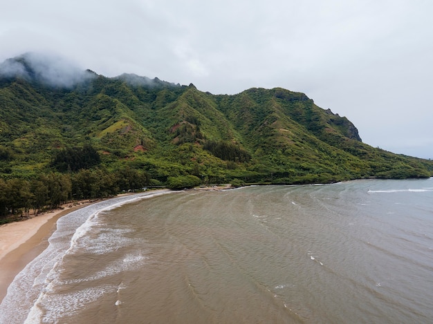 Zapierający dech w piersiach krajobraz Hawajów z morzem