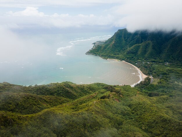 Zapierający dech w piersiach krajobraz Hawajów z morzem
