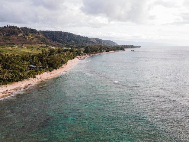 Zapierający dech w piersiach krajobraz Hawajów z plażą?