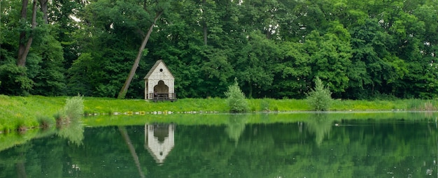 Zapierający dech w piersiach widok na bujną przyrodę i jej odbicie na wodzie w parku Maksimir w Zagrzebiu w Chorwacji