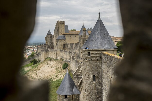 Zapierający dech w piersiach widok na cytadelę Carcassonne uchwyconą w południowej Francji