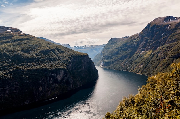 Bezpłatne zdjęcie zapierający dech w piersiach widok na fiord słonecznylvsfjorden i słynny wodospad siedmiu sióstr; norwegia