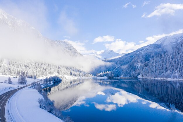 Zapierający dech w piersiach widok na jezioro i odbicie nieba na nim uchwycone zimą