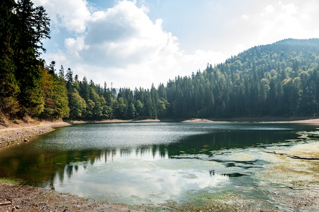 Zapierający dech w piersiach widok na jezioro wysoko w Karpatach