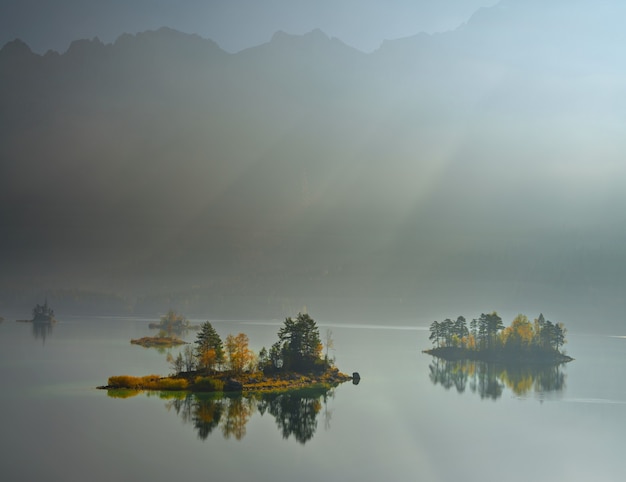 Zapierający dech w piersiach widok na jezioro Zugspitze otoczone lasami w Eibsee