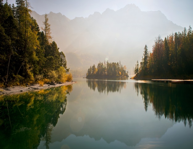 Zapierający dech w piersiach widok na jezioro Zugspitze otoczone lasami w Eibsee