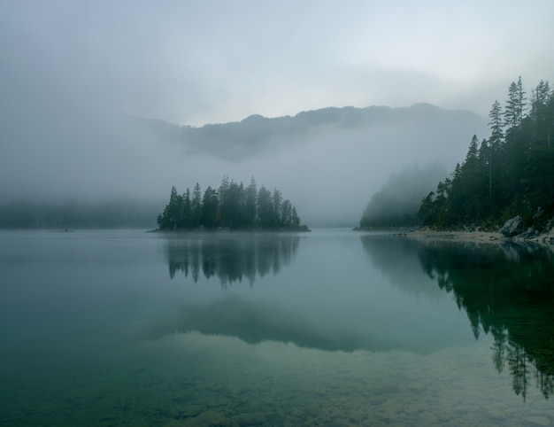 Zapierający dech w piersiach widok na jezioro Zugspitze otoczone lasami w Eibsee