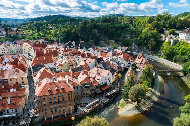 Zapierający dech w piersiach widok na miasto Cesky Krumlov w regionie Czech Południowych, Republika Czeska, Europa