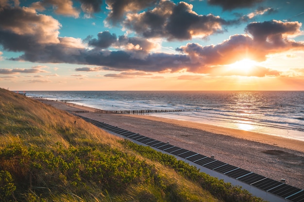 Zapierający dech w piersiach widok na plażę i ocean pod pięknym niebem w Domburgu w Holandii