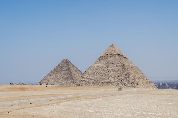 Zapierający dech w piersiach widok na słynne piramidy w Gizie Kair Egipt