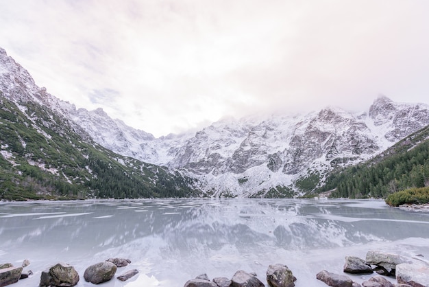Bezpłatne zdjęcie zapierający dech w piersiach widok na zimowe zaśnieżone góry i zamarznięte górskie jezioro