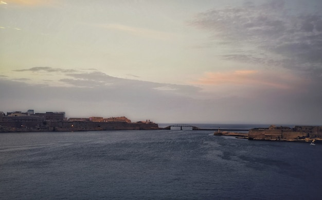 Zapierający dech w piersiach zmierzch nad oceanem w Valletta Malta