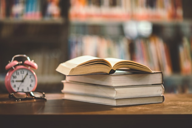 Zarezerwuj w bibliotece z otwartym podręcznikiem