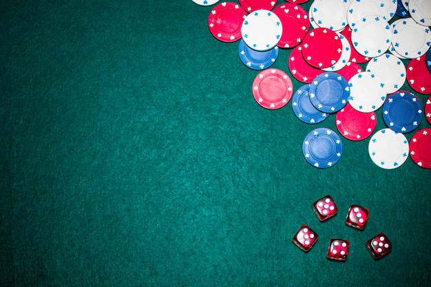 Zasięrzutny widok czerwień dices i kasynowy układ scalony na zielonym stołu w pokera