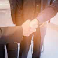 Bezpłatne zdjęcie zasięrzutny widok dwa biznesmena chwiania ręki wpólnie