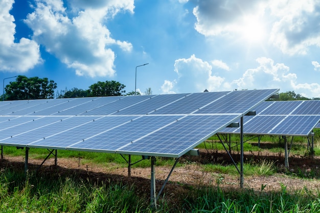 Zasila panel słoneczny na niebieskim niebie, alternatywny czystej zielonej energii pojęcie