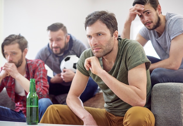 Bezpłatne zdjęcie zaskoczeni mężczyźni po meczu piłki nożnej