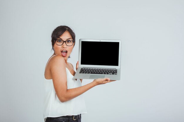 Zaskoczona młoda kobieta z laptopem