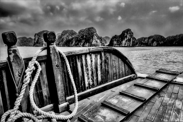 Zatoka Ha Long w Wietnamie z drewnianej łodzi