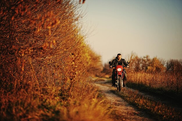 Zawodnik enduro siedzący na swoim motocyklu