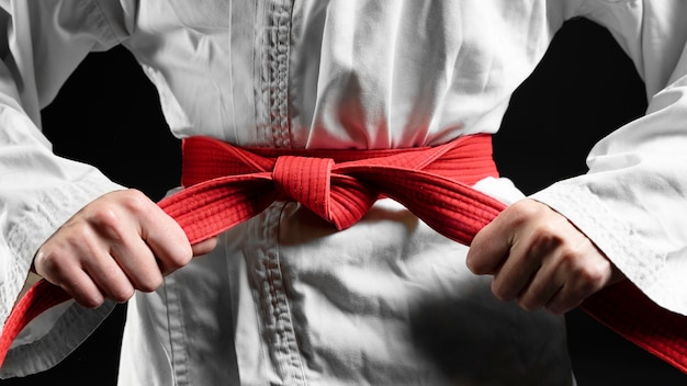 Zawodnik karate z czerwonym pasem