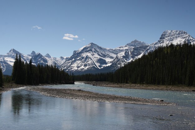 Zbiornik wodny otoczony chmurami w parkach narodowych Banff i Jasper