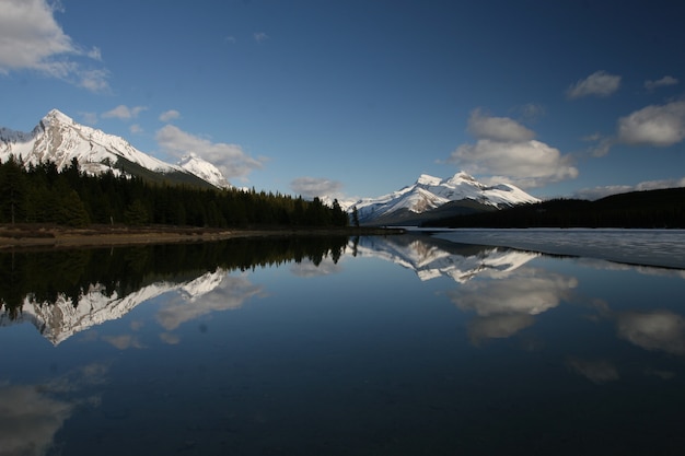 Zbiornik wodny otoczony chmurami w parkach narodowych Banff i Jasper