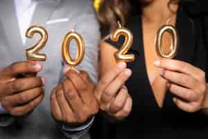 Bezpłatne zdjęcie zbliżeń ludzie trzyma świeczki z nowym rokiem 2020