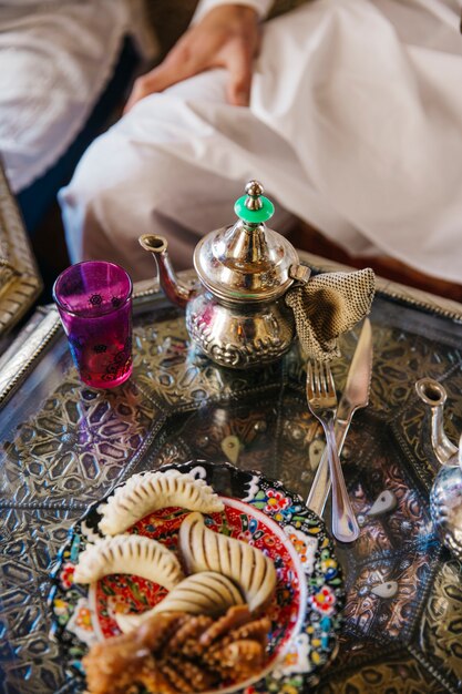 Zbliżenie arabskiego jedzenia w restauracji