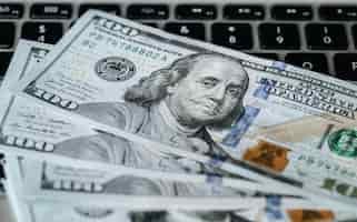 Bezpłatne zdjęcie zbliżenie banknotów dolarowych na laptopie koncepcja robienia pieniędzy