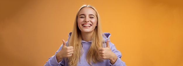 Zbliżenie Beztroski Zachwycony Pozytywny Szczęśliwy Młoda Blond Kobieta W Bluzie Z Kapturem Zamyka Oczy Radośnie Celebruje