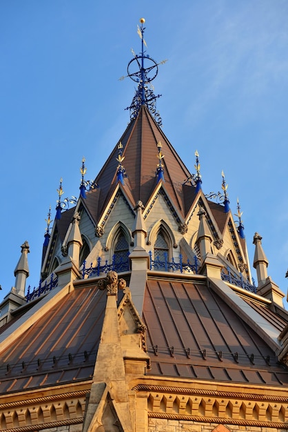 Bezpłatne zdjęcie zbliżenie biblioteki parliament hill w ottawie, kanada